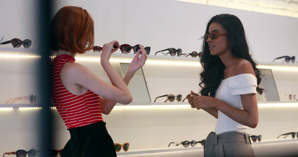ragazze che scelgono occhiali da sole
