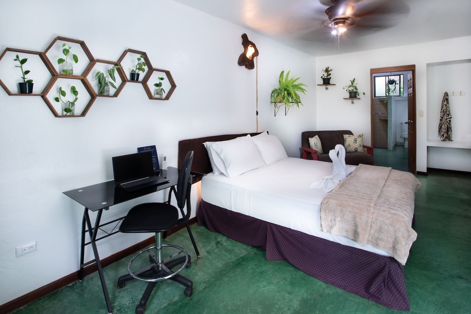 Private deluxe room with private bath and air conditioning 