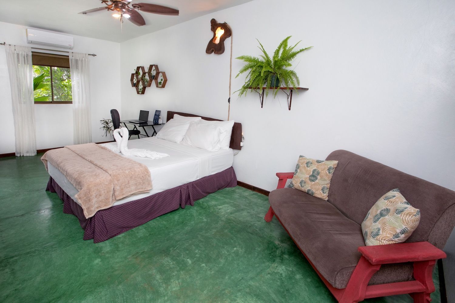 Private deluxe room with private bath and air conditioning 
