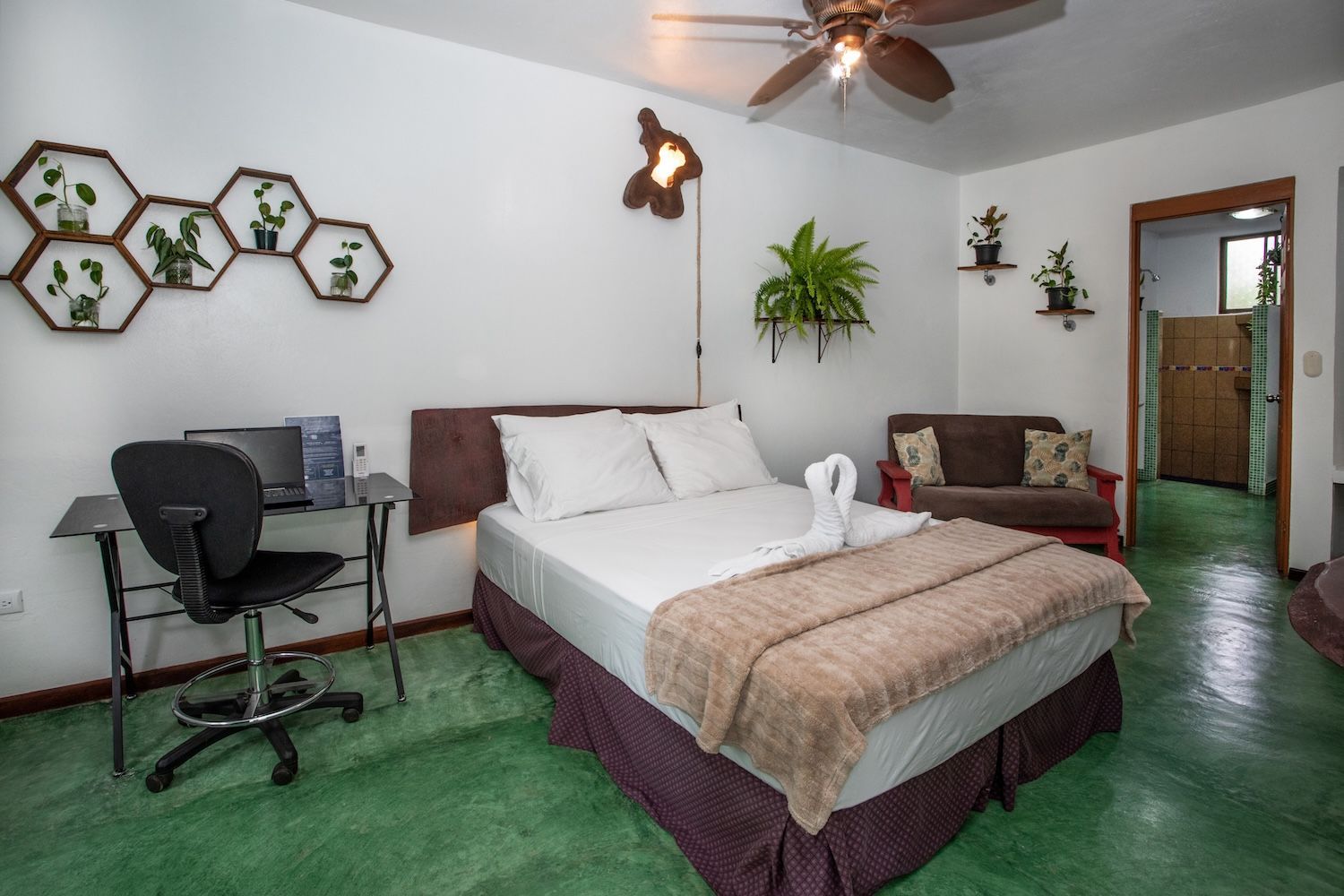 Private deluxe room with private bath and air conditioning 
