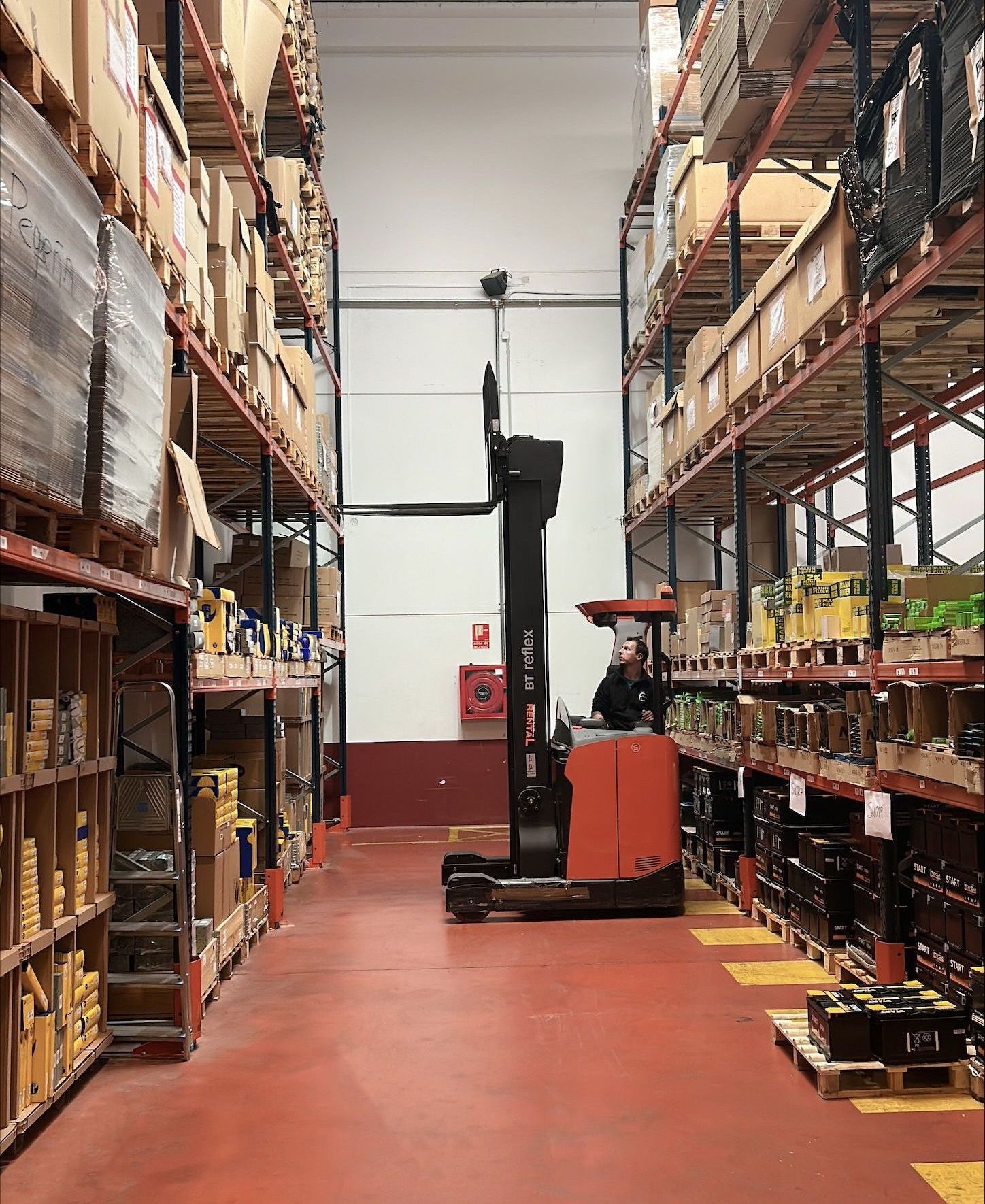 Forklift operating in an FCL warehouse - UK, Spain, Ireland