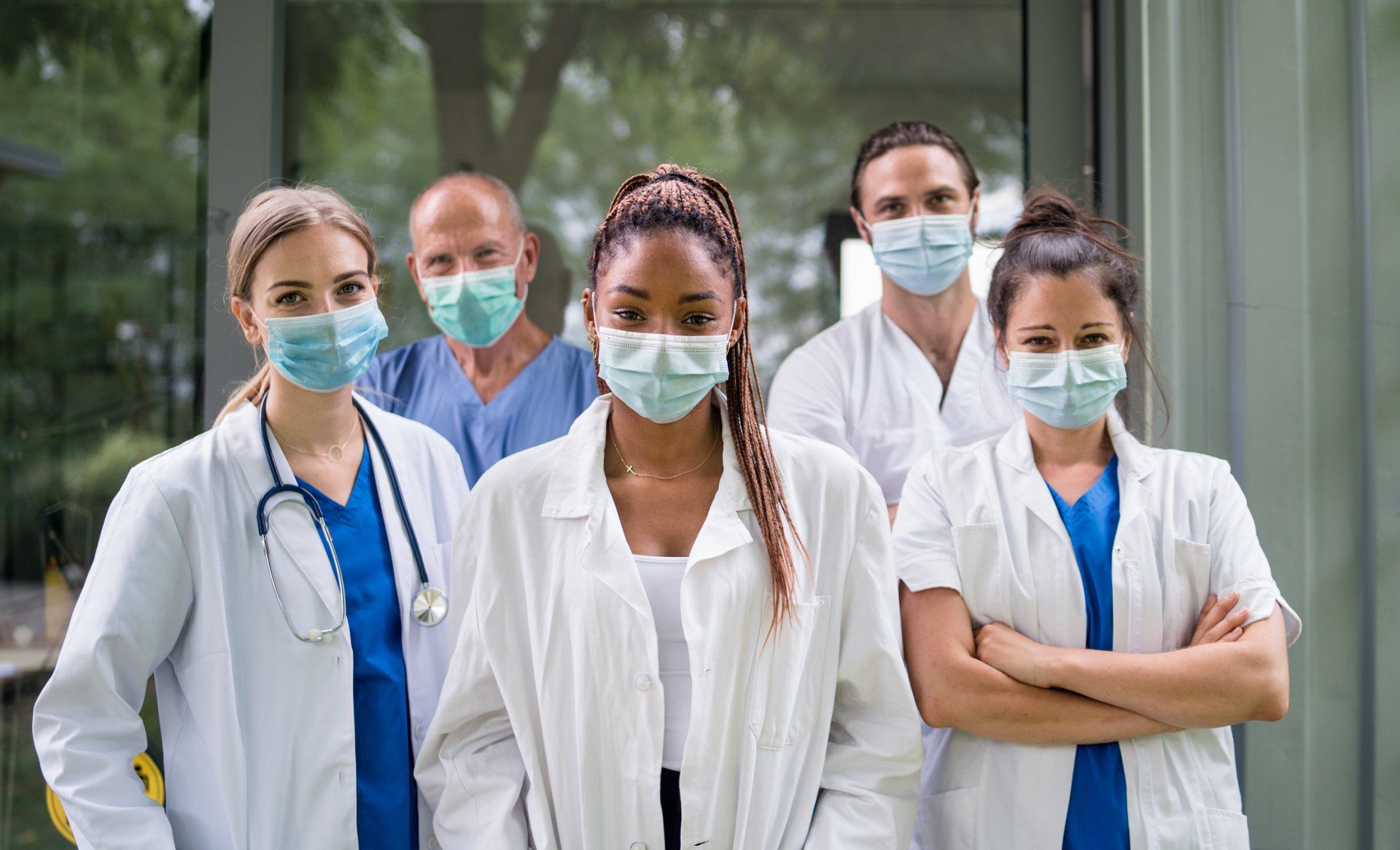 Doctors With Face Mask Standing – La Quinta, CA – C'e Bella Home Care