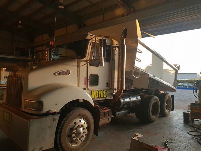 A White Dump Truck With a License Plate That Says Hd195 — Roll Press NT In Tivendale, NT