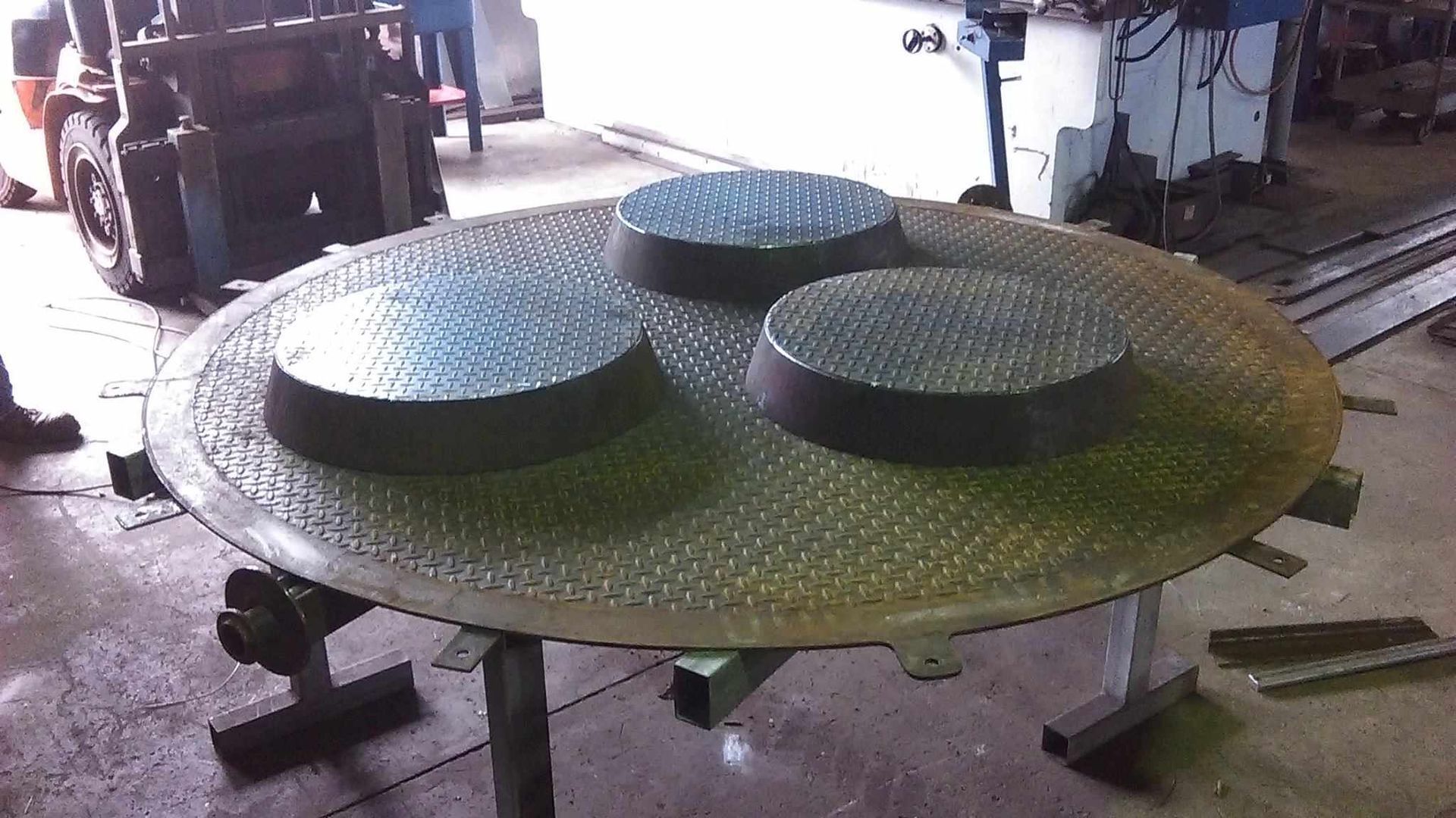 A Large Metal Plate With Three Circles on It — Roll Press NT In Katherine, NT