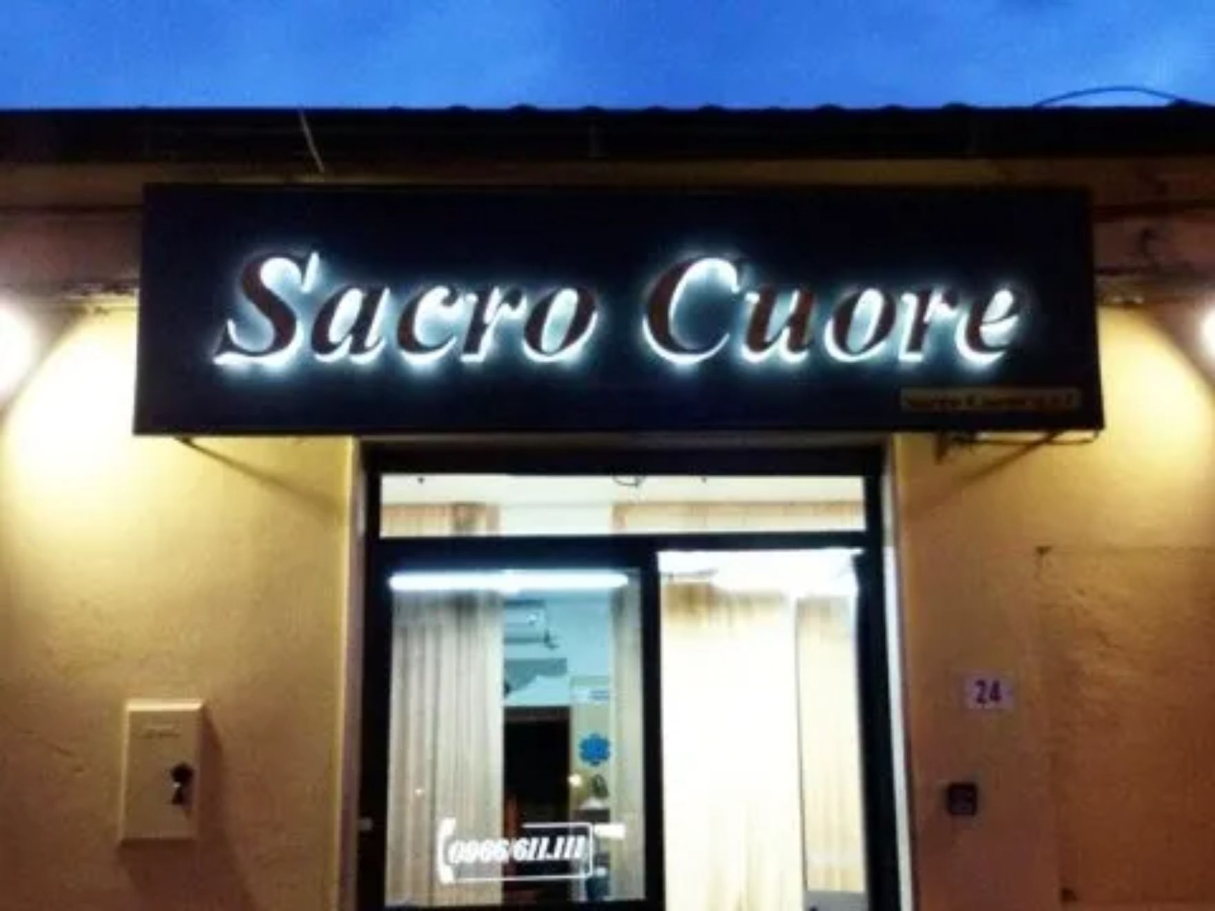 ingresso dell'agenzia funebre