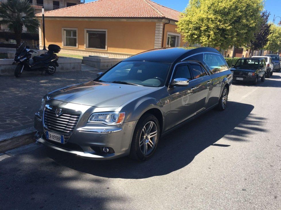 autofunebre della ditta di onoranze funebri