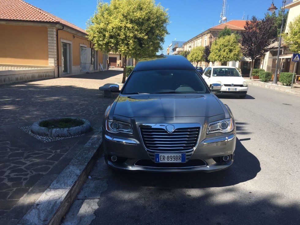 autofunebre della ditta di pompe funebri