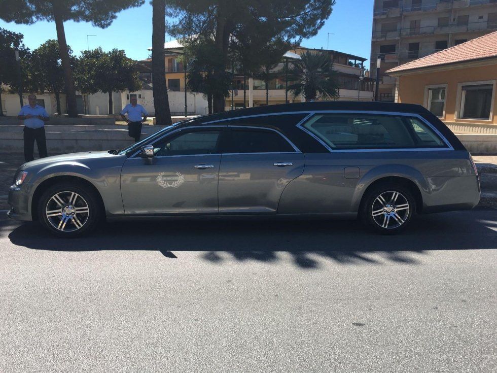 autofunebre dell'agenzia di onoranze funebri