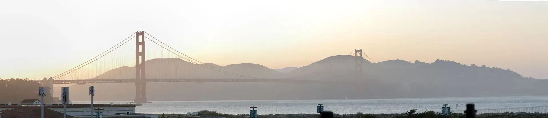 Uma imagem borrada de uma ponte sobre um corpo de água.