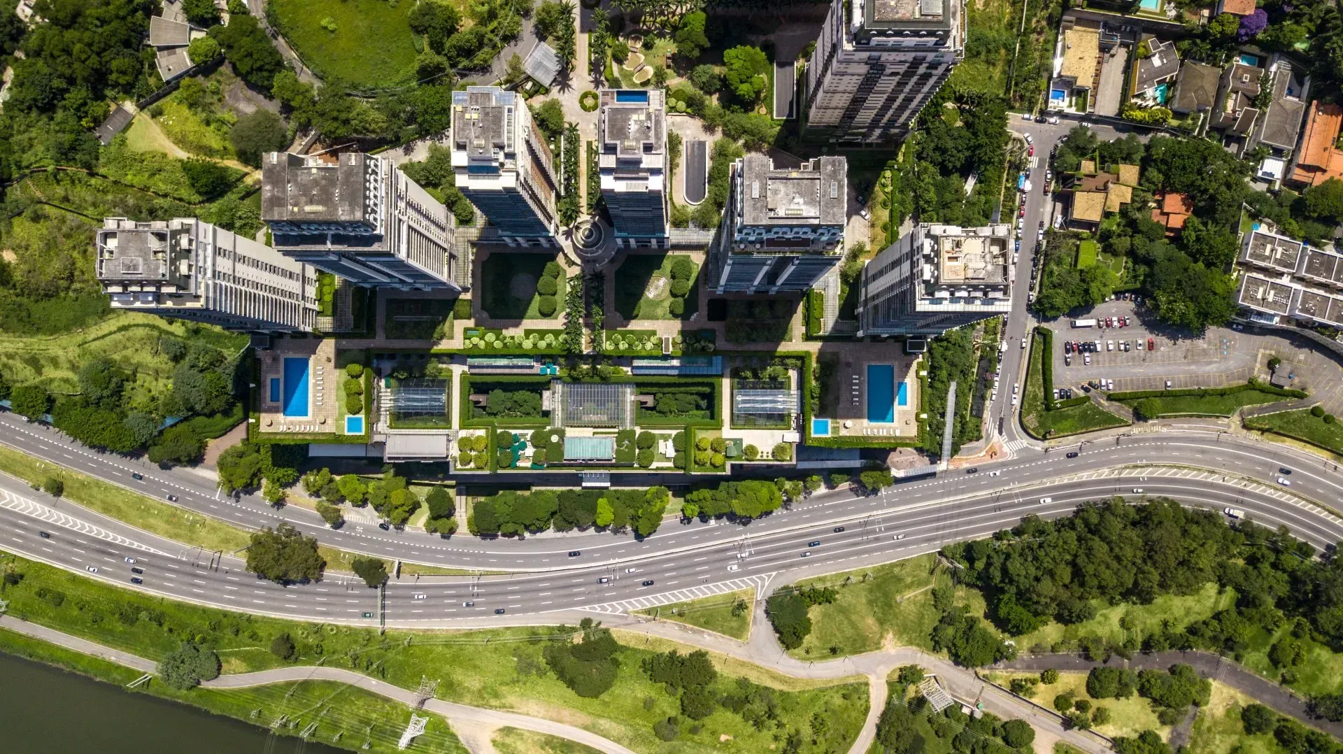 Uma vista aérea de uma cidade com muitos edifícios e árvores.