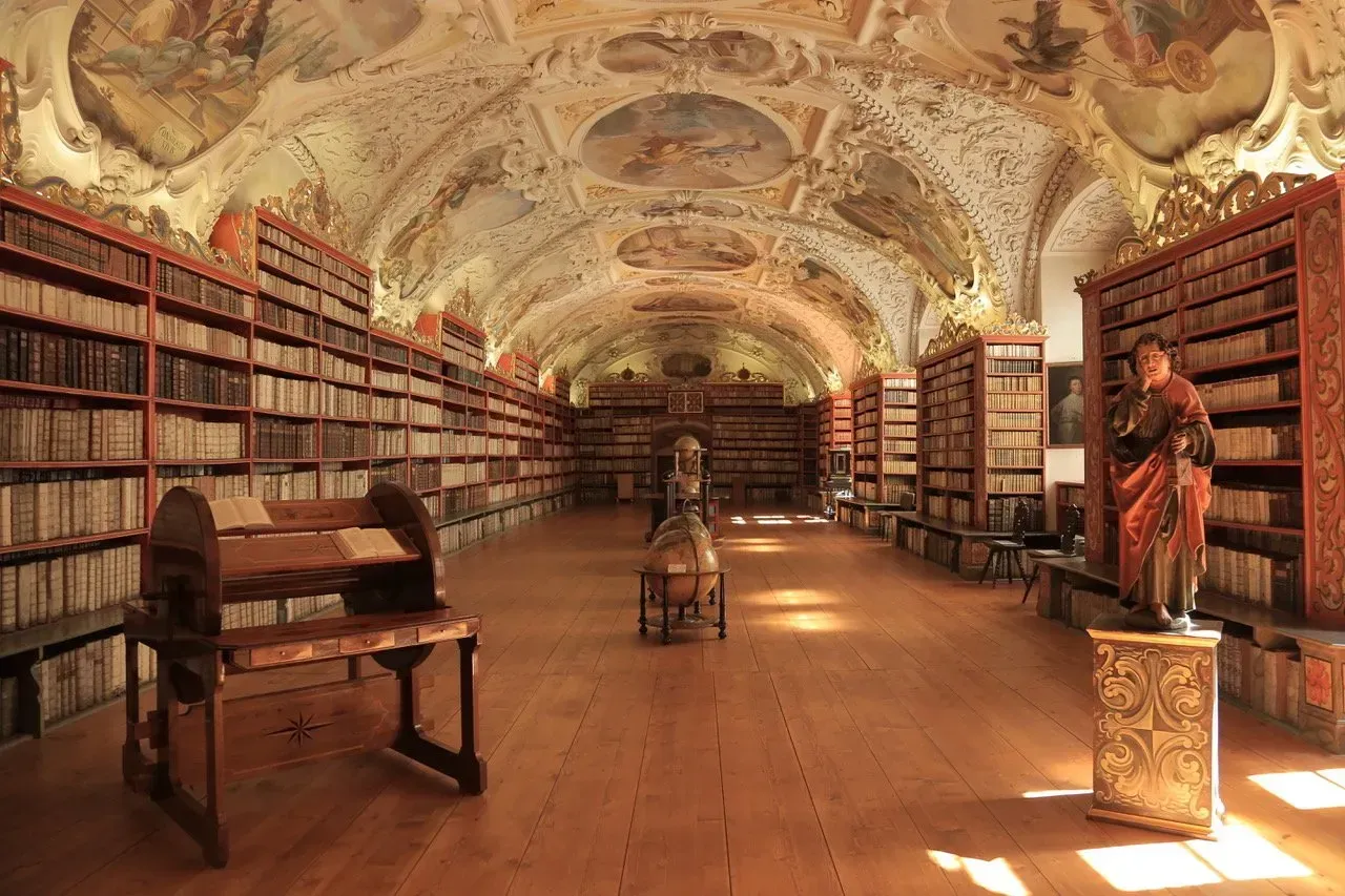 Uma grande biblioteca cheia de livros e uma estátua.