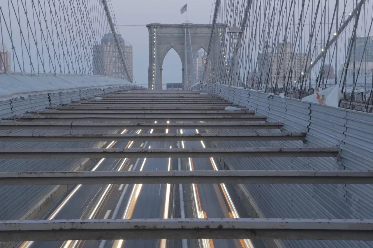 Uma vista da ponte do Brooklyn a partir da base da ponte.