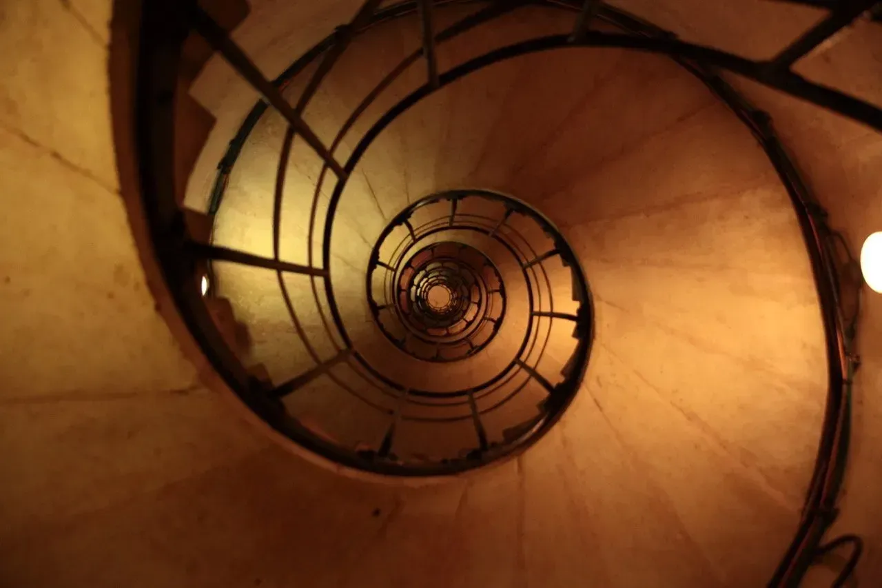 Olhando para uma escada em espiral em um prédio