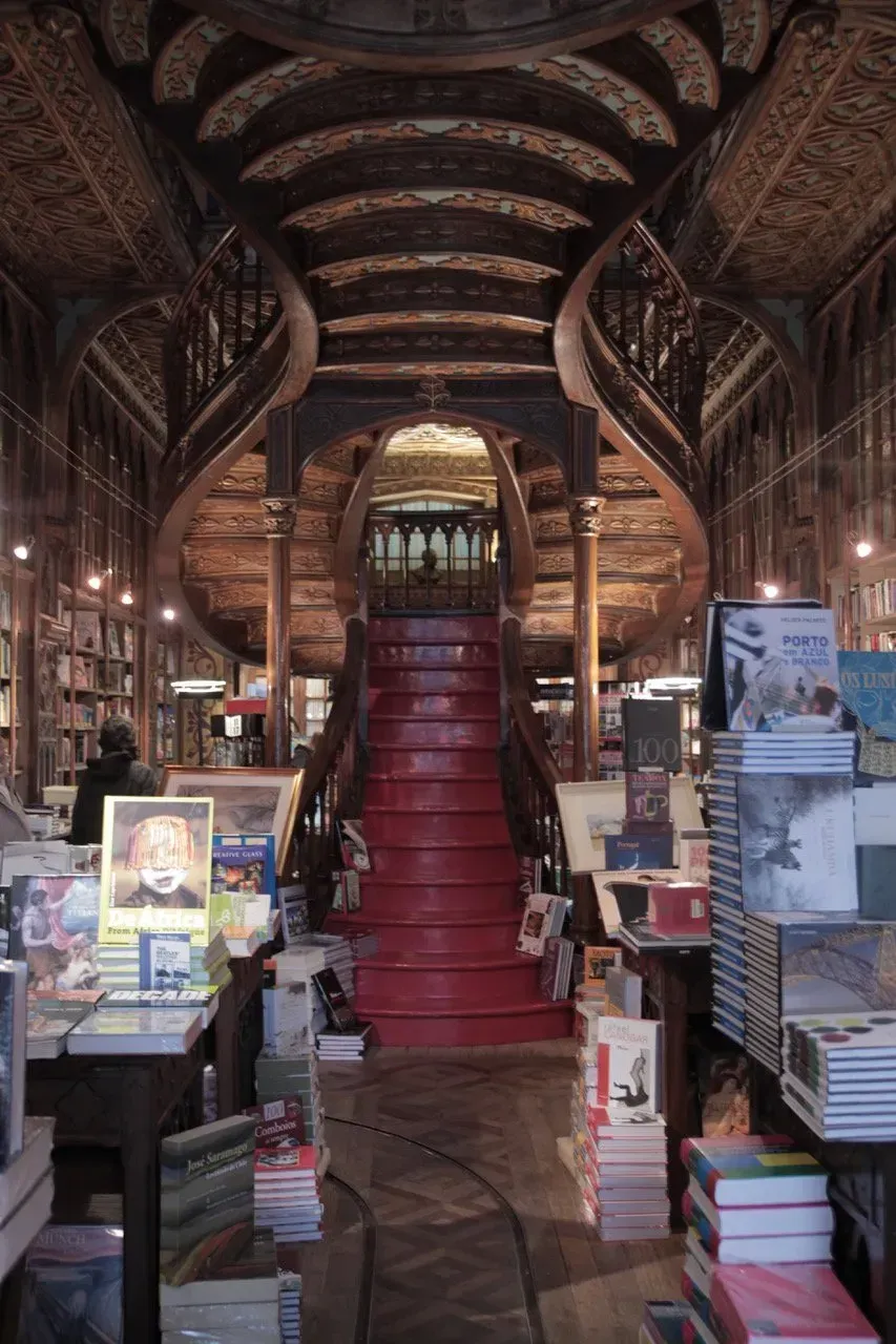 Uma livraria com uma escada vermelha e muitos livros