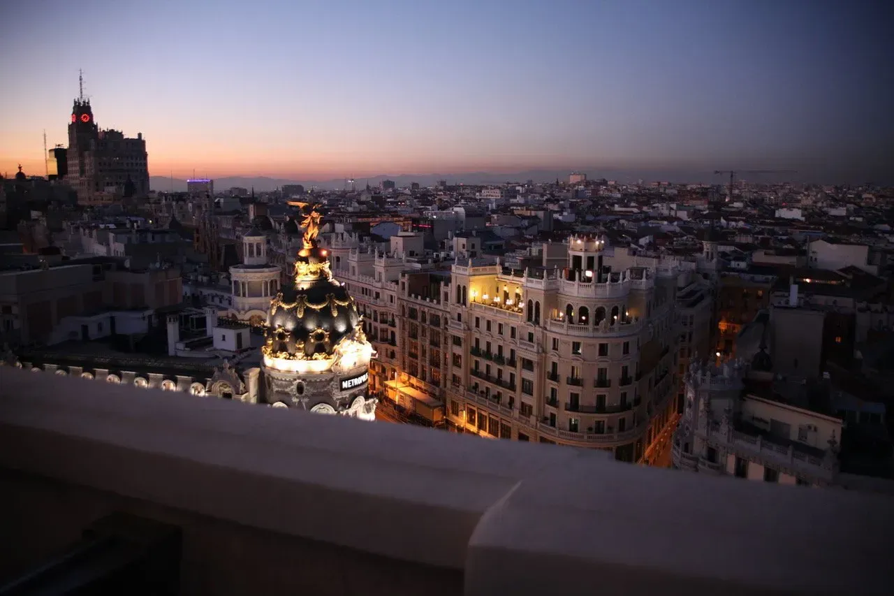 Uma vista aérea de uma cidade à noite com edifícios iluminados.