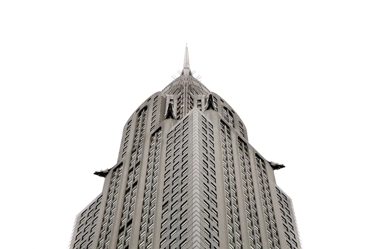 Olhando para o topo de um edifício alto em um fundo branco.