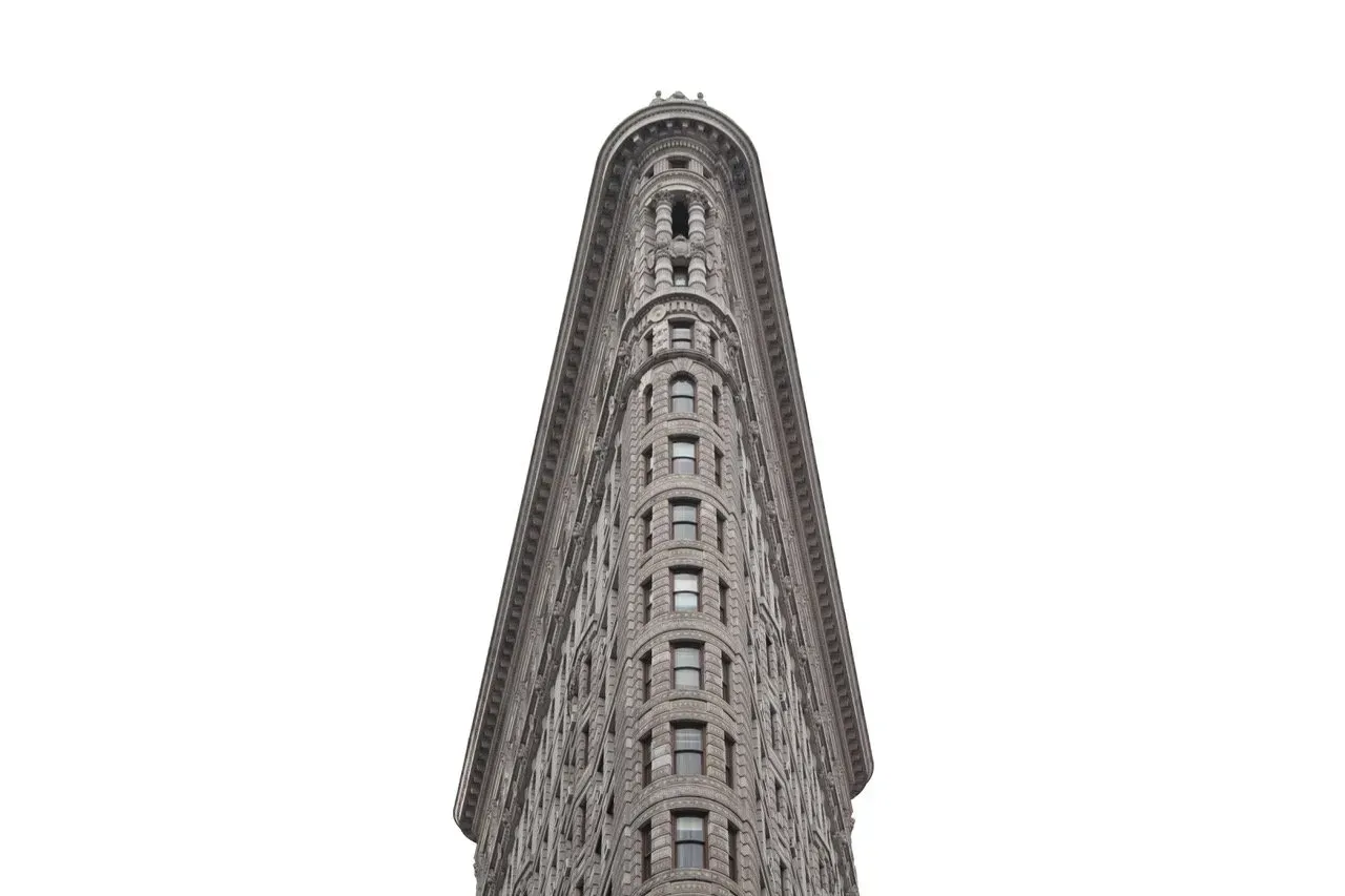 Uma foto em preto e branco de um prédio alto em um fundo branco.