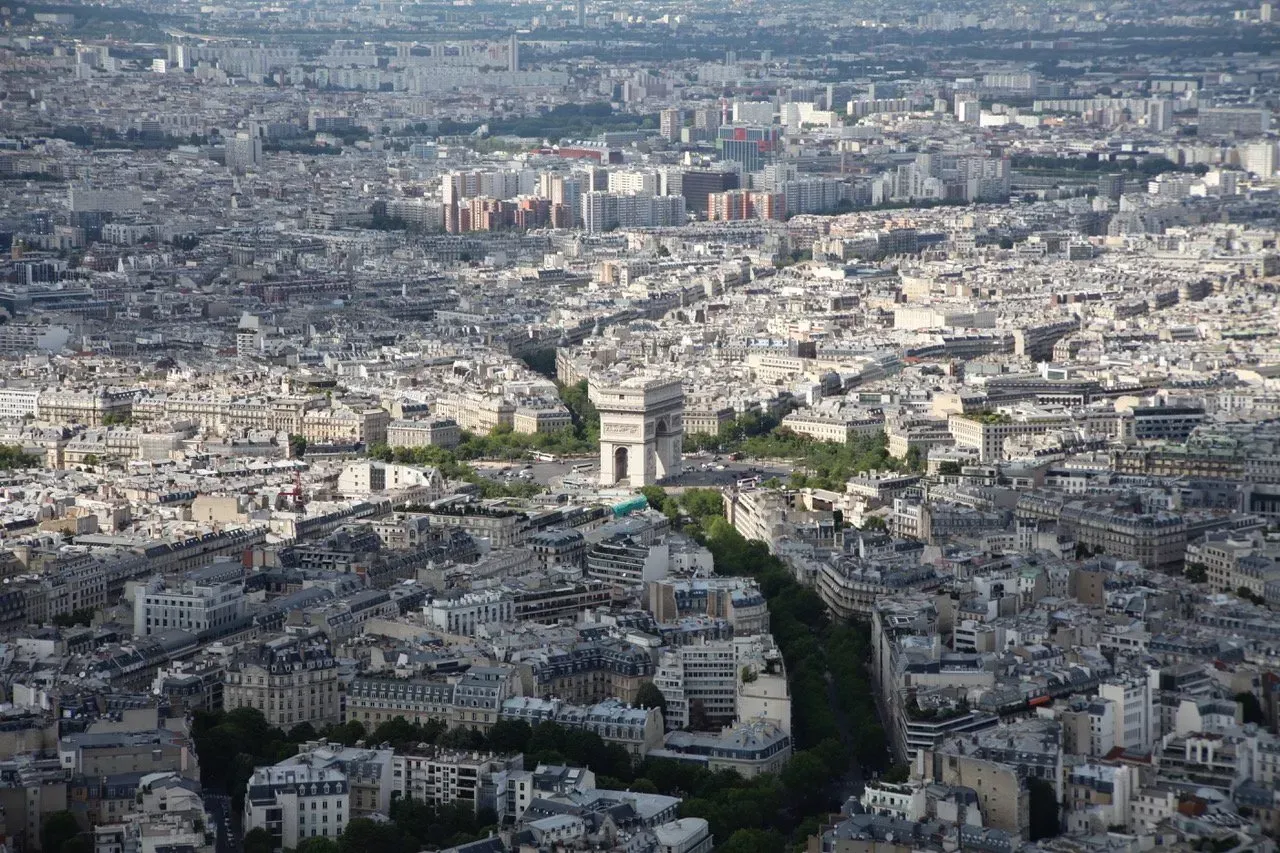 Uma vista aérea de uma cidade com o arco do triunfo em primeiro plano.