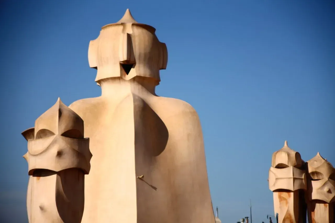 Uma estátua com um céu azul ao fundo