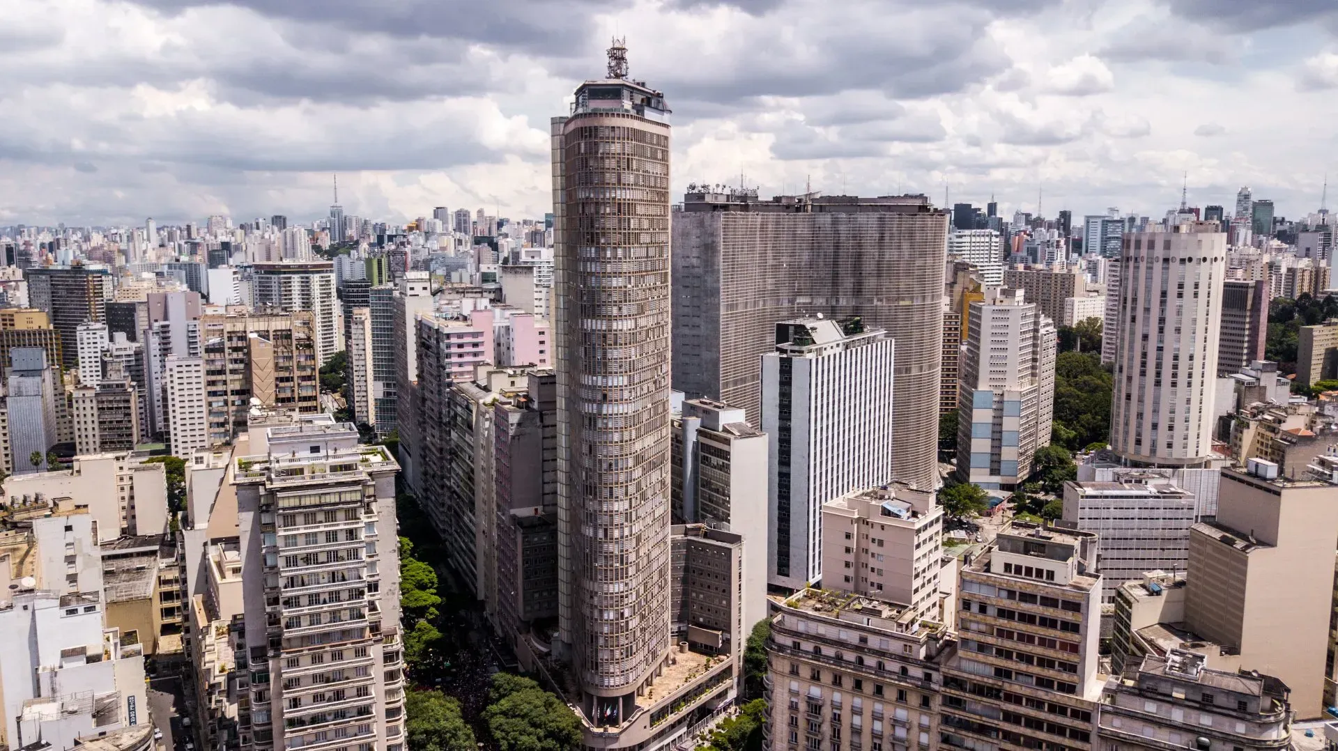 Uma vista aérea de uma cidade com muitos edifícios e árvores.