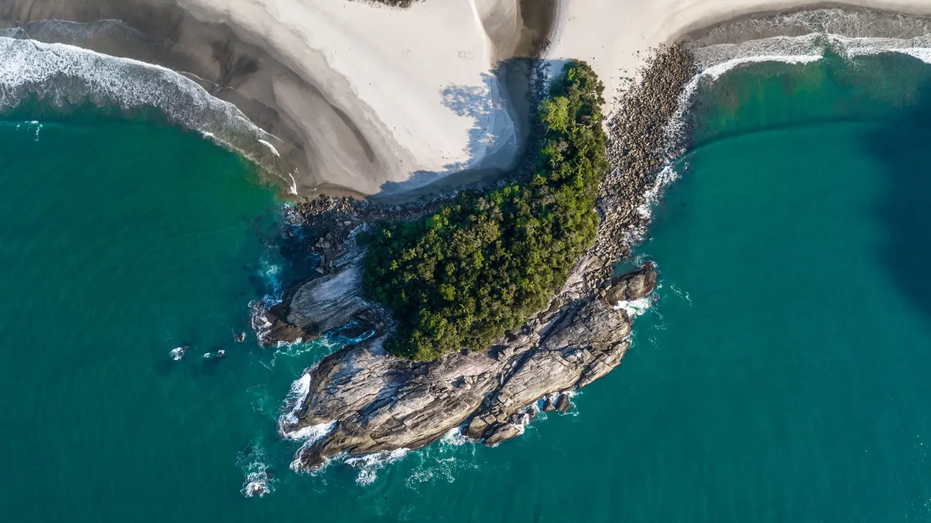 Uma vista aérea de uma pequena ilha no meio do oceano.