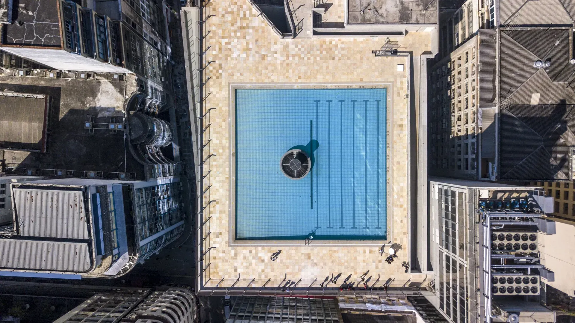 Uma vista aérea de uma piscina no meio de uma cidade.