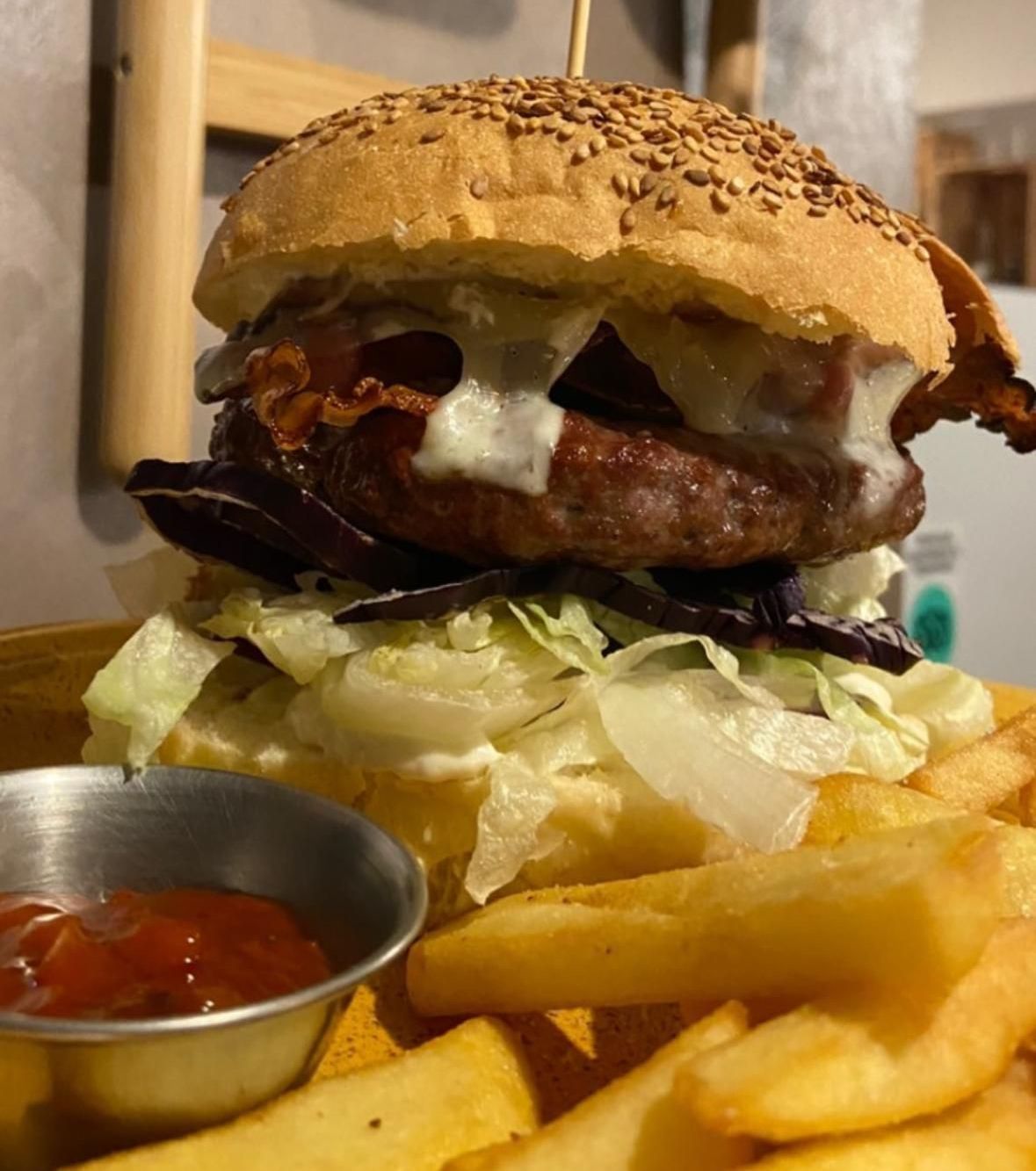 Un primo piano di un hamburger e patatine fritte con ketchup