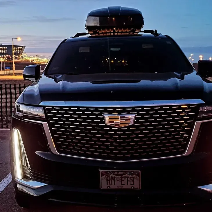 A black car with a license plate that says rm-et9