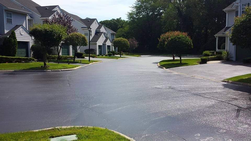 A row of houses are lined up on a residential street