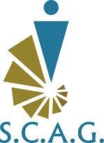 Het logo van scag is een blauw-gouden driehoek met een cirkel in het midden.