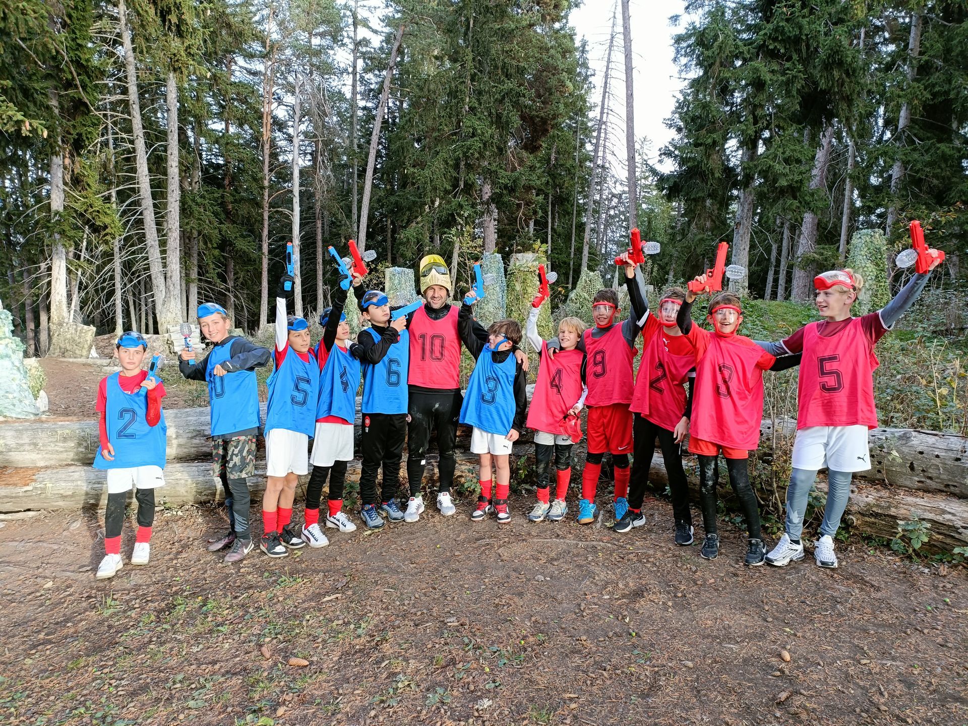 Un groupe d'enfants pose pour une photo dans les bois.