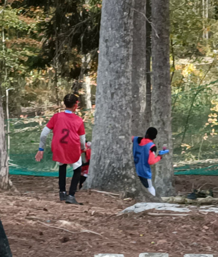 Une personne portant une chemise rouge avec le numéro 2 dessus