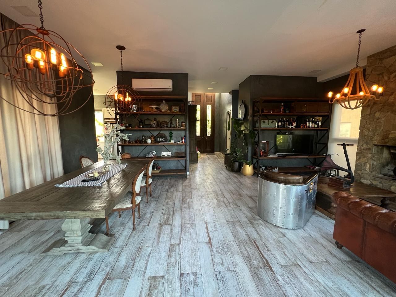 Interior espacioso con decoración rústica. 