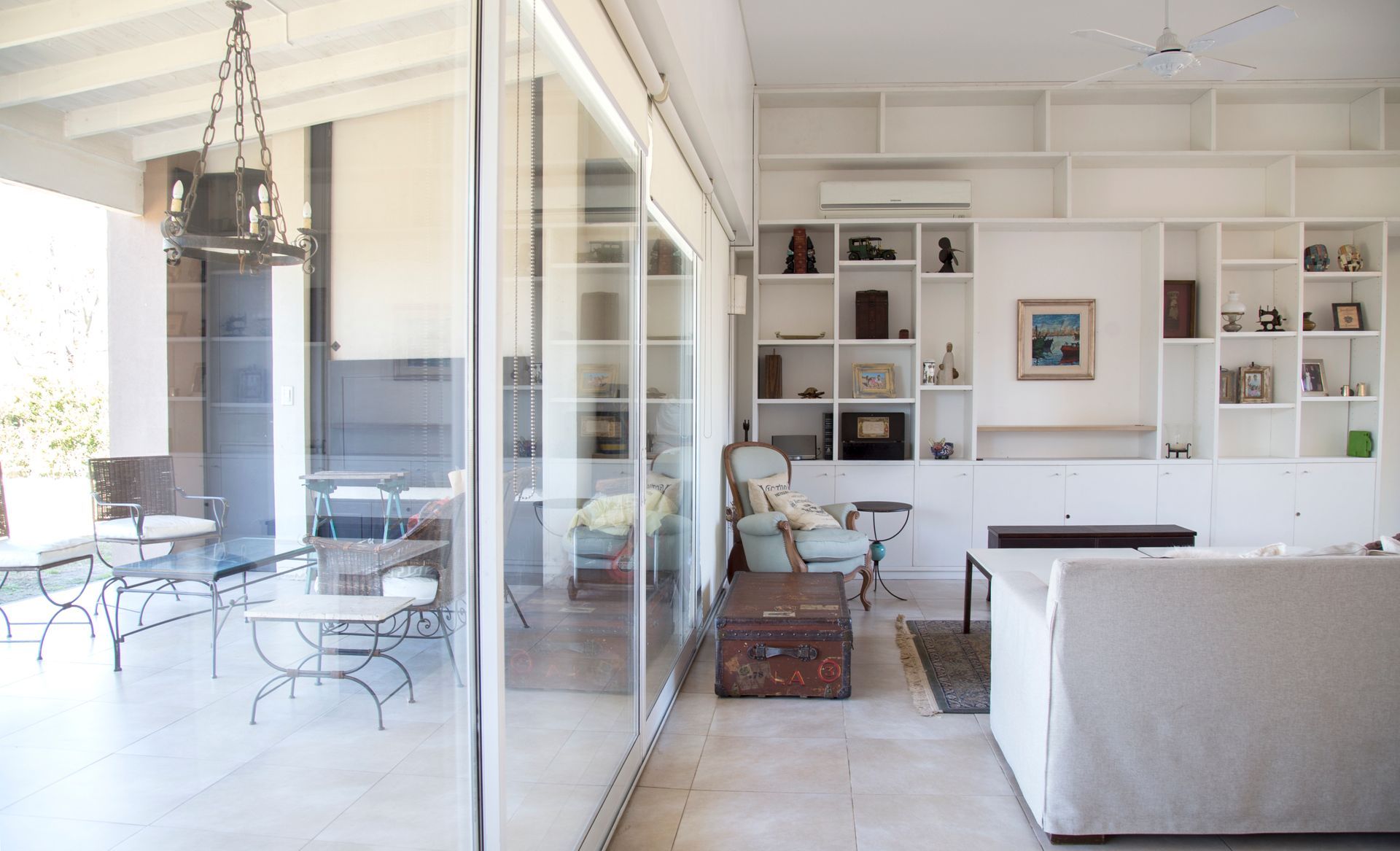 Salón luminoso de color blanco con paredes de cristal