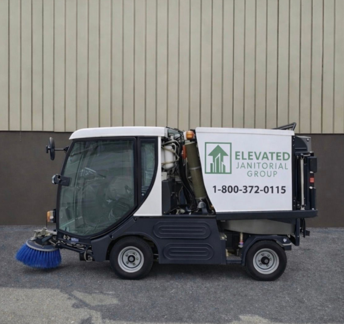 Indoor parking garage with yellow and white columns, and reflective gray floor.