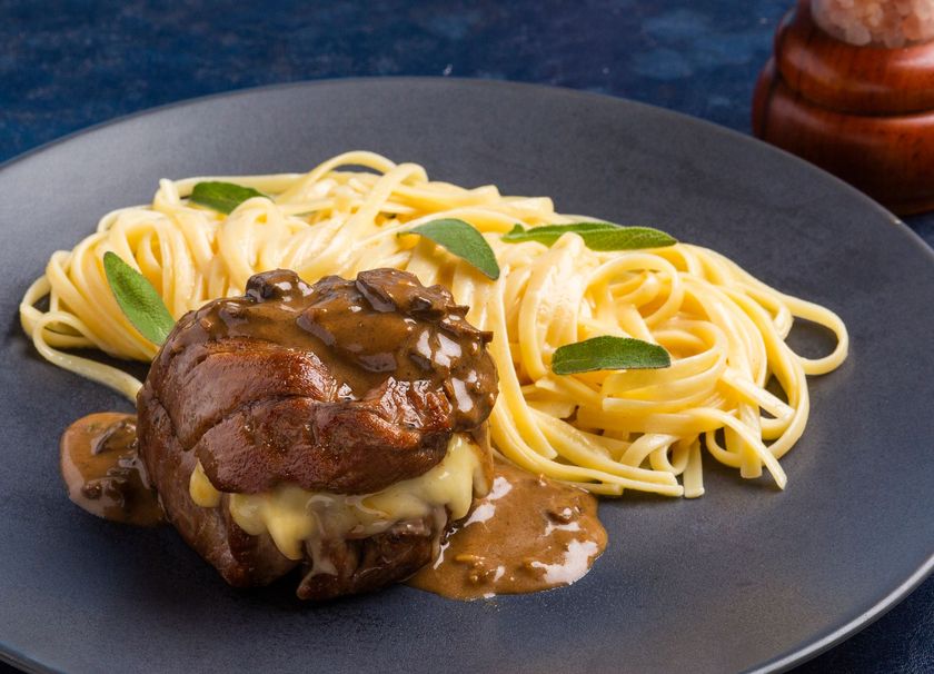 Uma pessoa está comendo uma tigela de comida com camarão e aspargos Sol de Ipanema Hotel