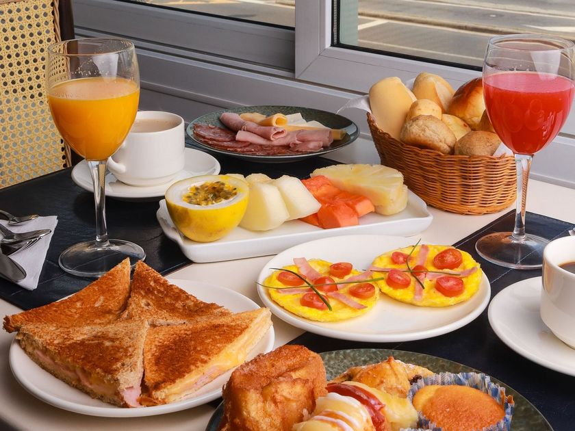 Um prato de ovos mexidos, bacon e torradas em uma mesa Sol de Ipanema Hotel