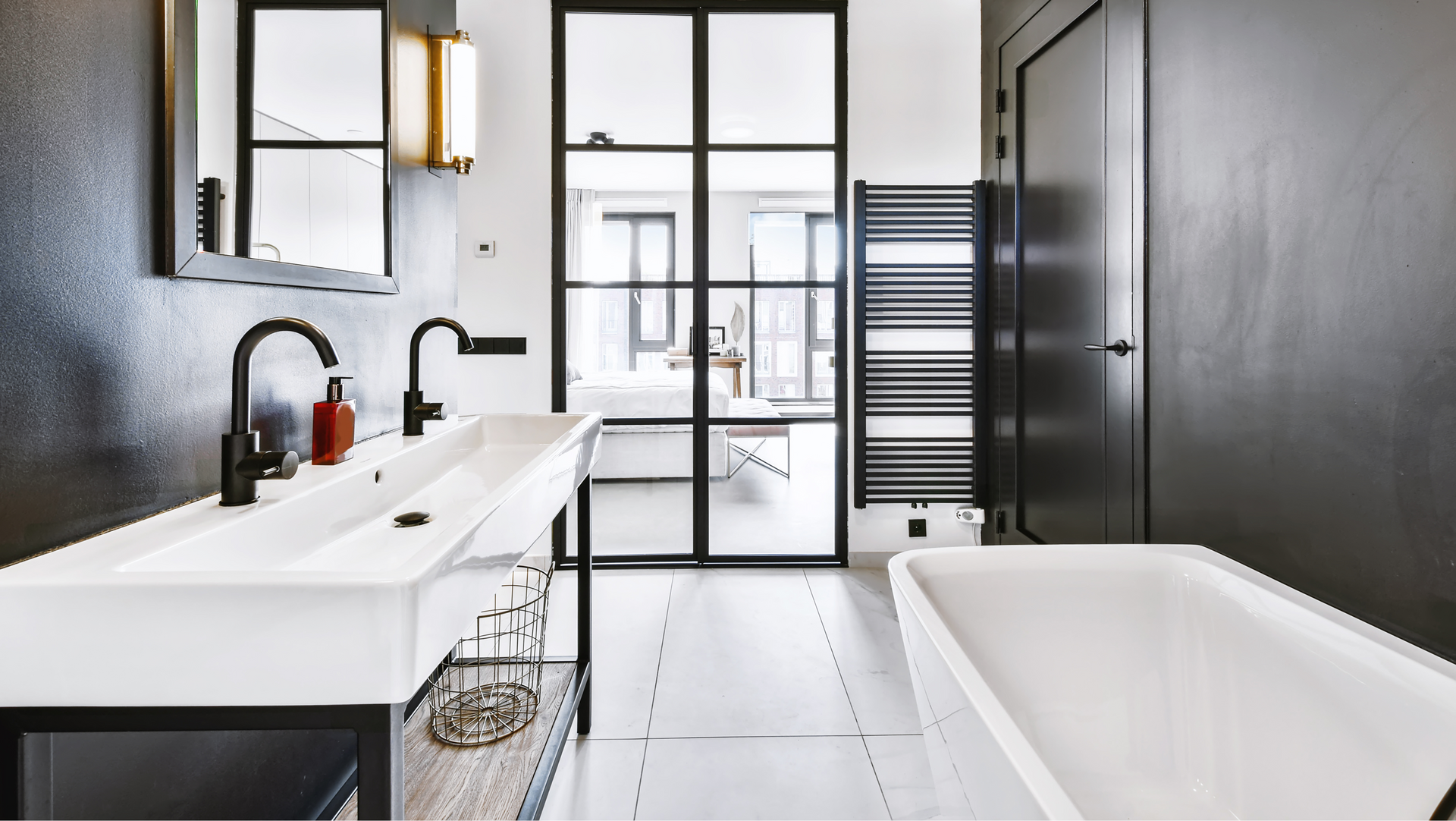 A bathroom with two sinks and a bathtub.