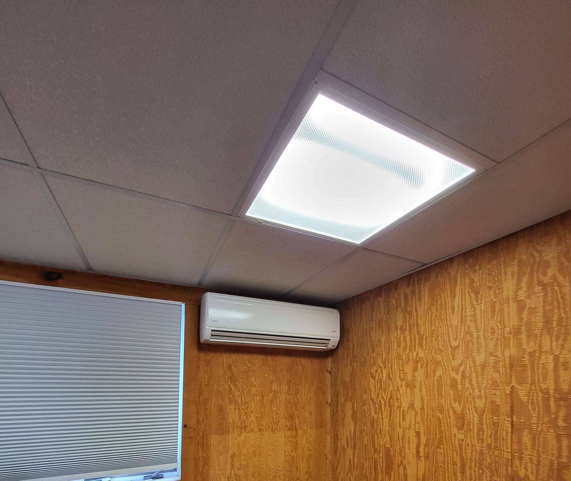 A room with a ceiling light and a window.