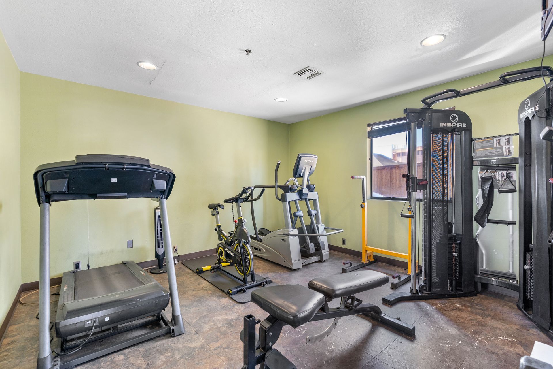 There are many different types of exercise equipment in this gym.