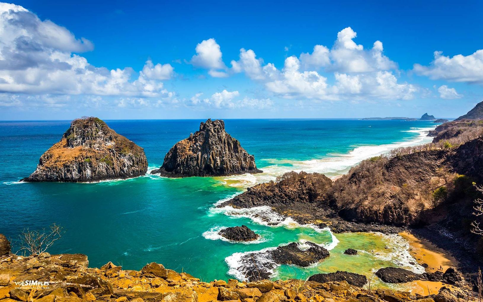 Uma vista de uma pequena ilha no meio do oceano de um penhasco. - Casa Pedrinho Noronha