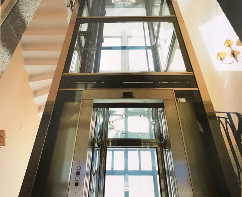 Ascensore elegante con porte in acciaio e finiture moderne.