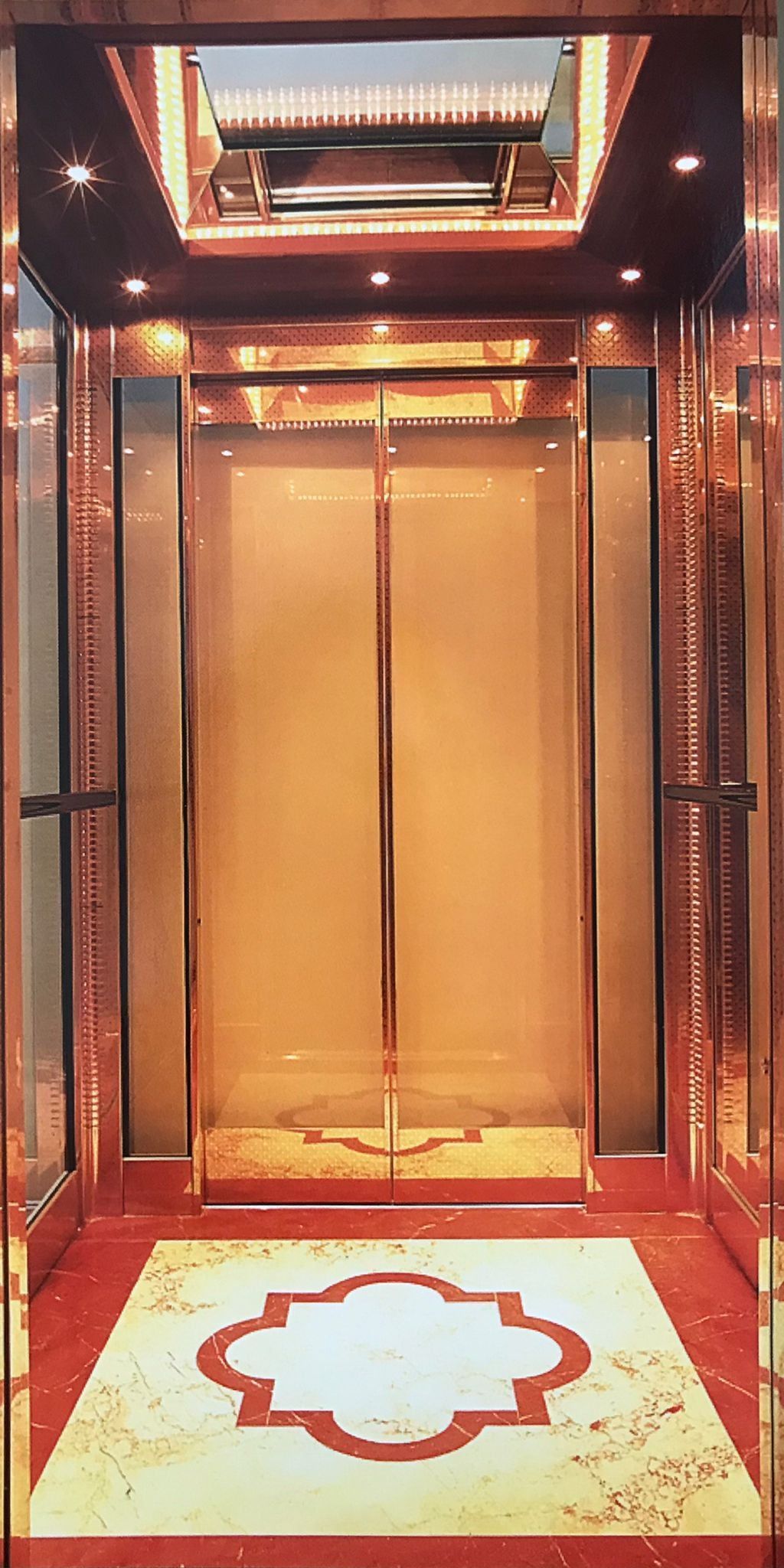 Cabina ascensore elegante con finiture moderne e materiali di pregio.