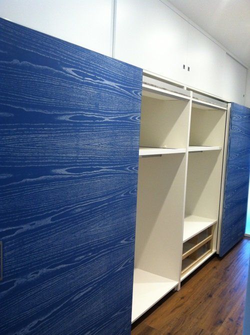 Vernice blu imitando le vette del legno alle porte dell'armadio