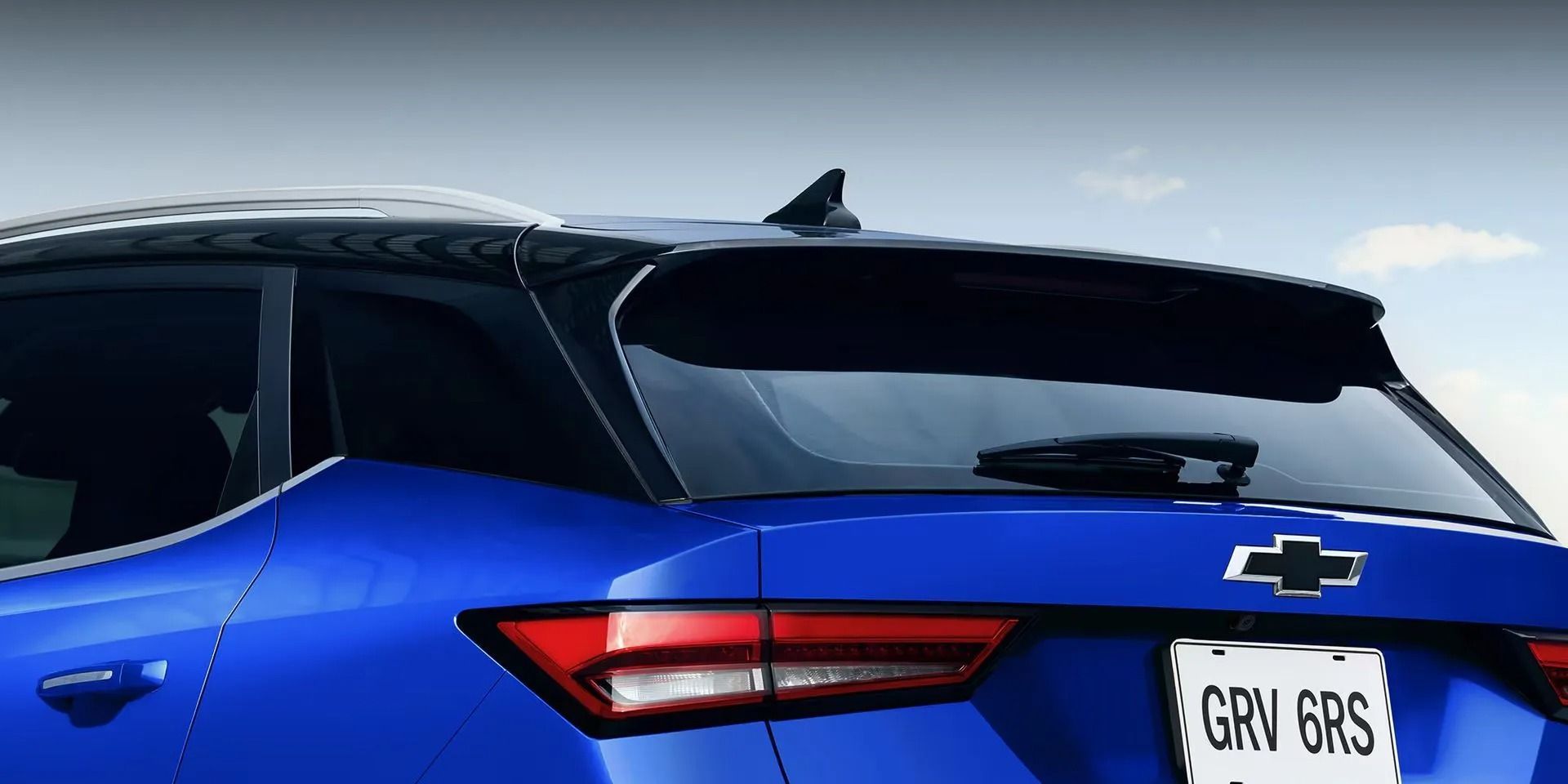 Piano black shark fin antenna.