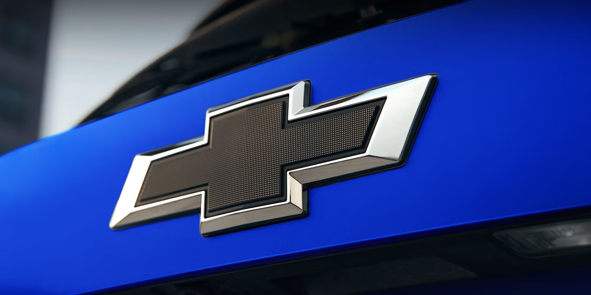 Powerful front end with black emblem.