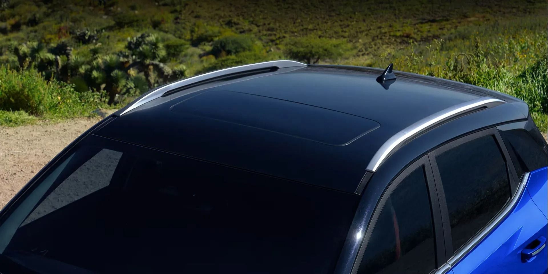 Two-tone roof with sunroof*.