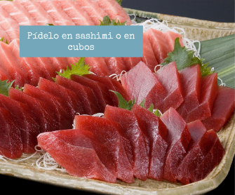 Una bandeja de carne cortada con un cartel azul que dice pidelo en sashimi o en cubos