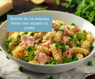 Un plato de pasta con salmón y guisantes tiene un cartel azul que dice receta de la semana pasta con salmón al pesto