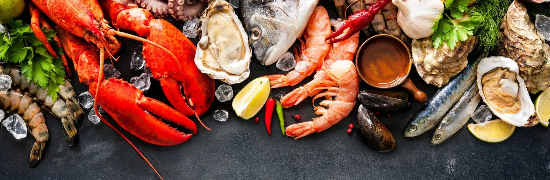 Hay muchos tipos diferentes de mariscos en la mesa.